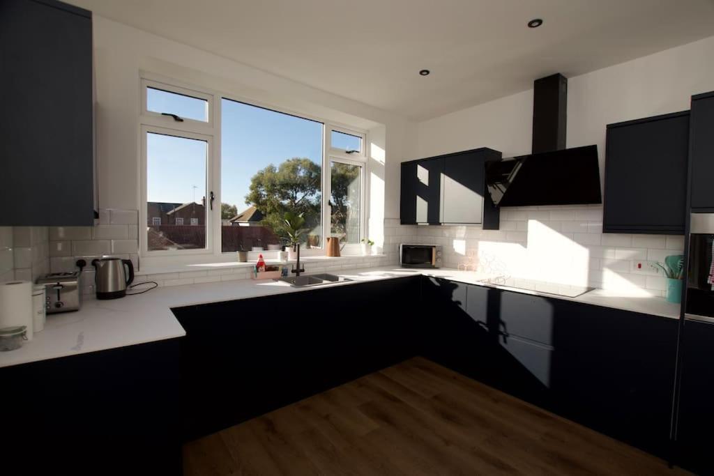 Beautiful Large 3-Bed Coastal Flat With Parking. Lejlighed Frinton-on-Sea Eksteriør billede