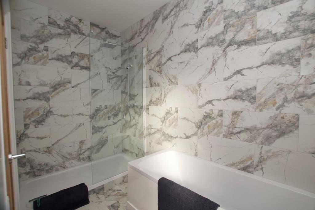 Beautiful Large 3-Bed Coastal Flat With Parking. Lejlighed Frinton-on-Sea Eksteriør billede