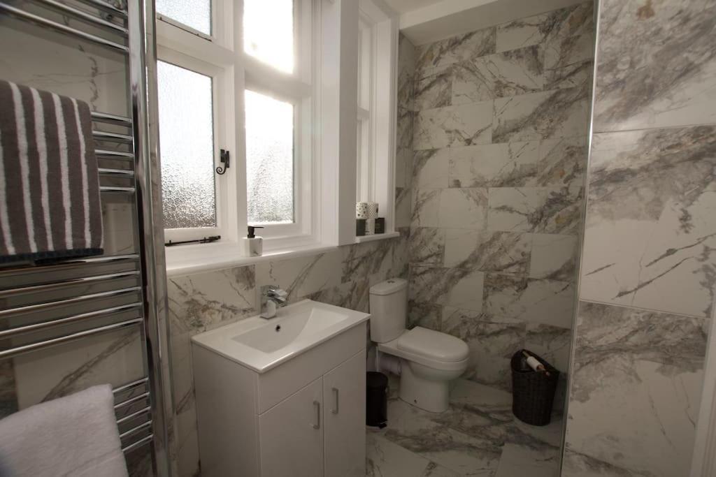 Beautiful Large 3-Bed Coastal Flat With Parking. Lejlighed Frinton-on-Sea Eksteriør billede