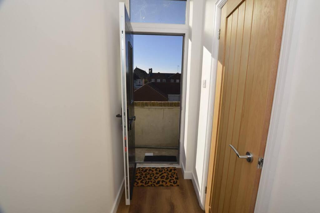 Beautiful Large 3-Bed Coastal Flat With Parking. Lejlighed Frinton-on-Sea Eksteriør billede