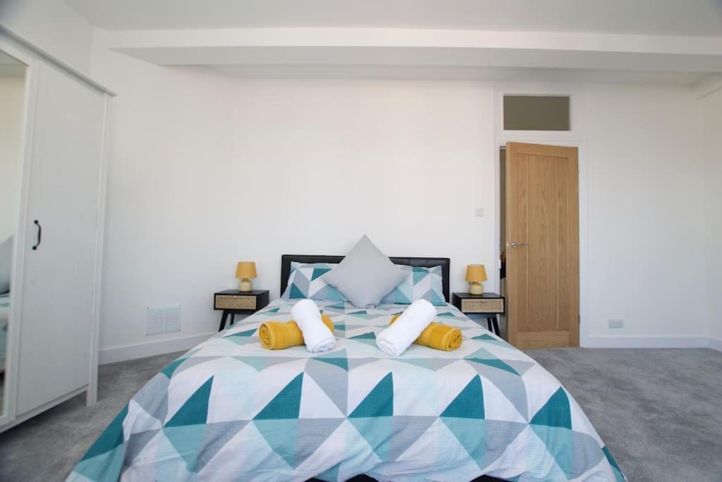 Beautiful Large 3-Bed Coastal Flat With Parking. Lejlighed Frinton-on-Sea Eksteriør billede