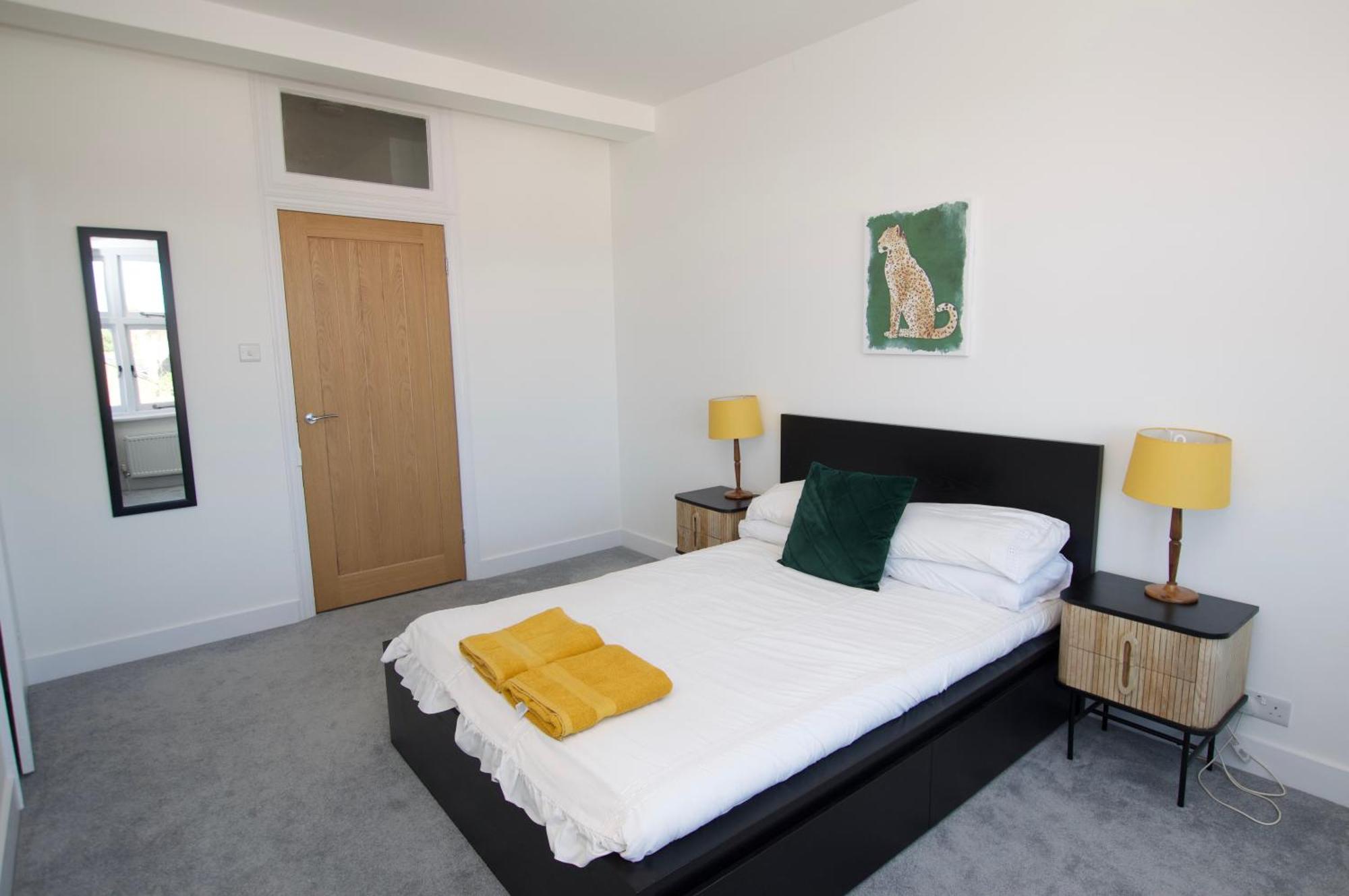 Beautiful Large 3-Bed Coastal Flat With Parking. Lejlighed Frinton-on-Sea Eksteriør billede