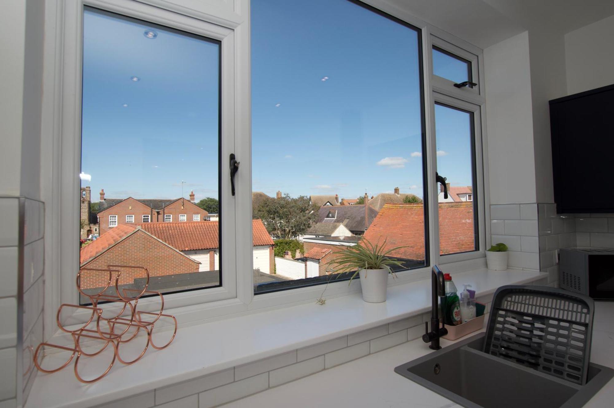 Beautiful Large 3-Bed Coastal Flat With Parking. Lejlighed Frinton-on-Sea Eksteriør billede