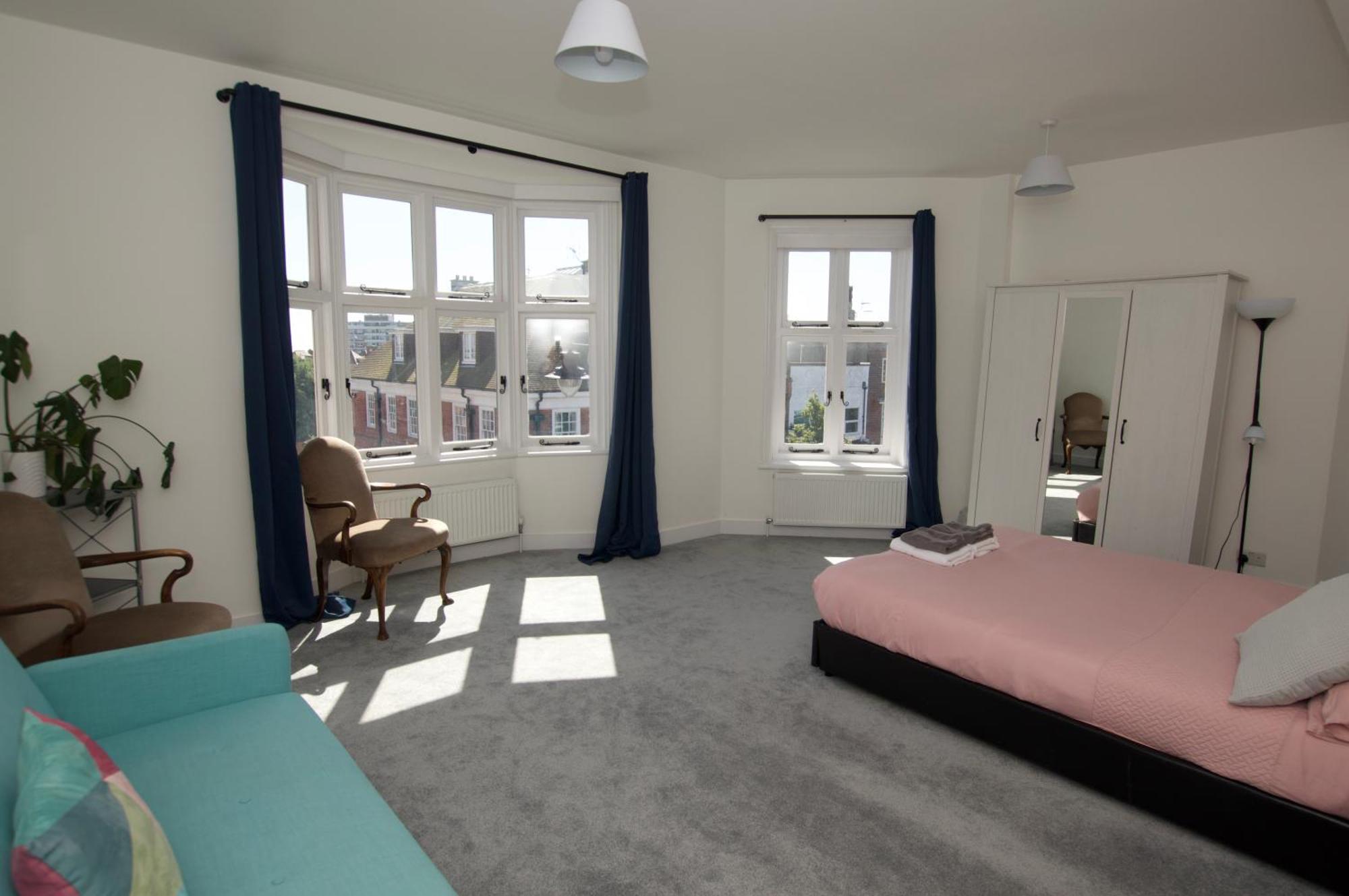 Beautiful Large 3-Bed Coastal Flat With Parking. Lejlighed Frinton-on-Sea Eksteriør billede