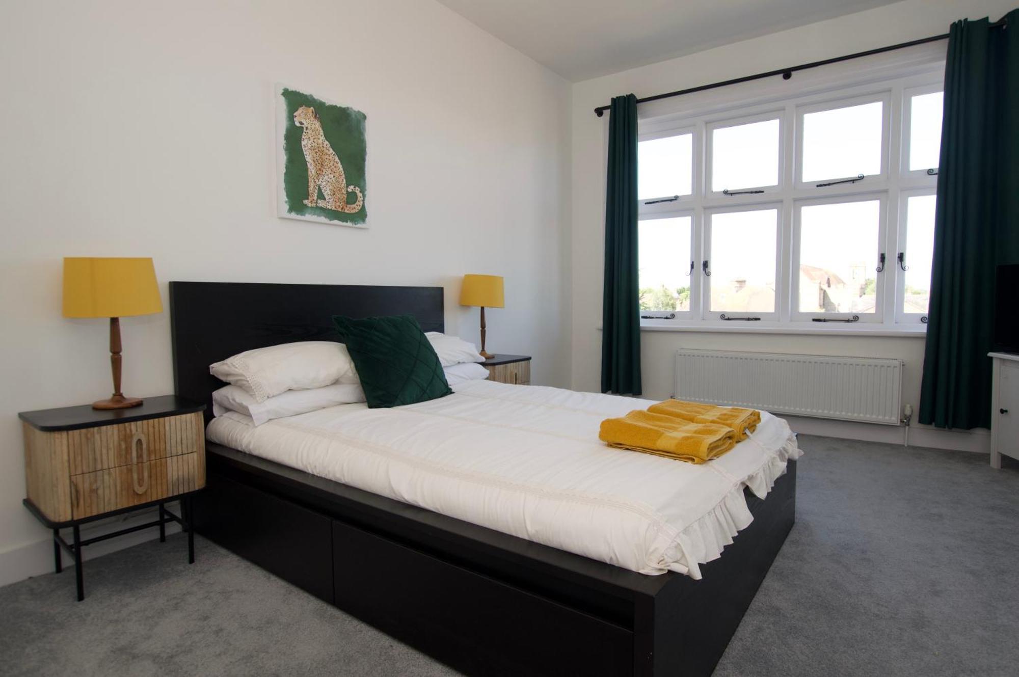 Beautiful Large 3-Bed Coastal Flat With Parking. Lejlighed Frinton-on-Sea Eksteriør billede