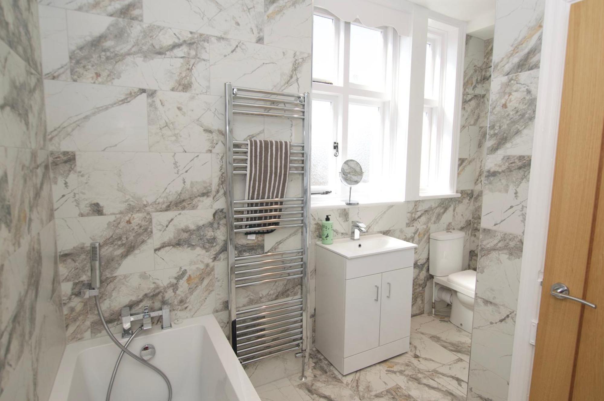 Beautiful Large 3-Bed Coastal Flat With Parking. Lejlighed Frinton-on-Sea Eksteriør billede