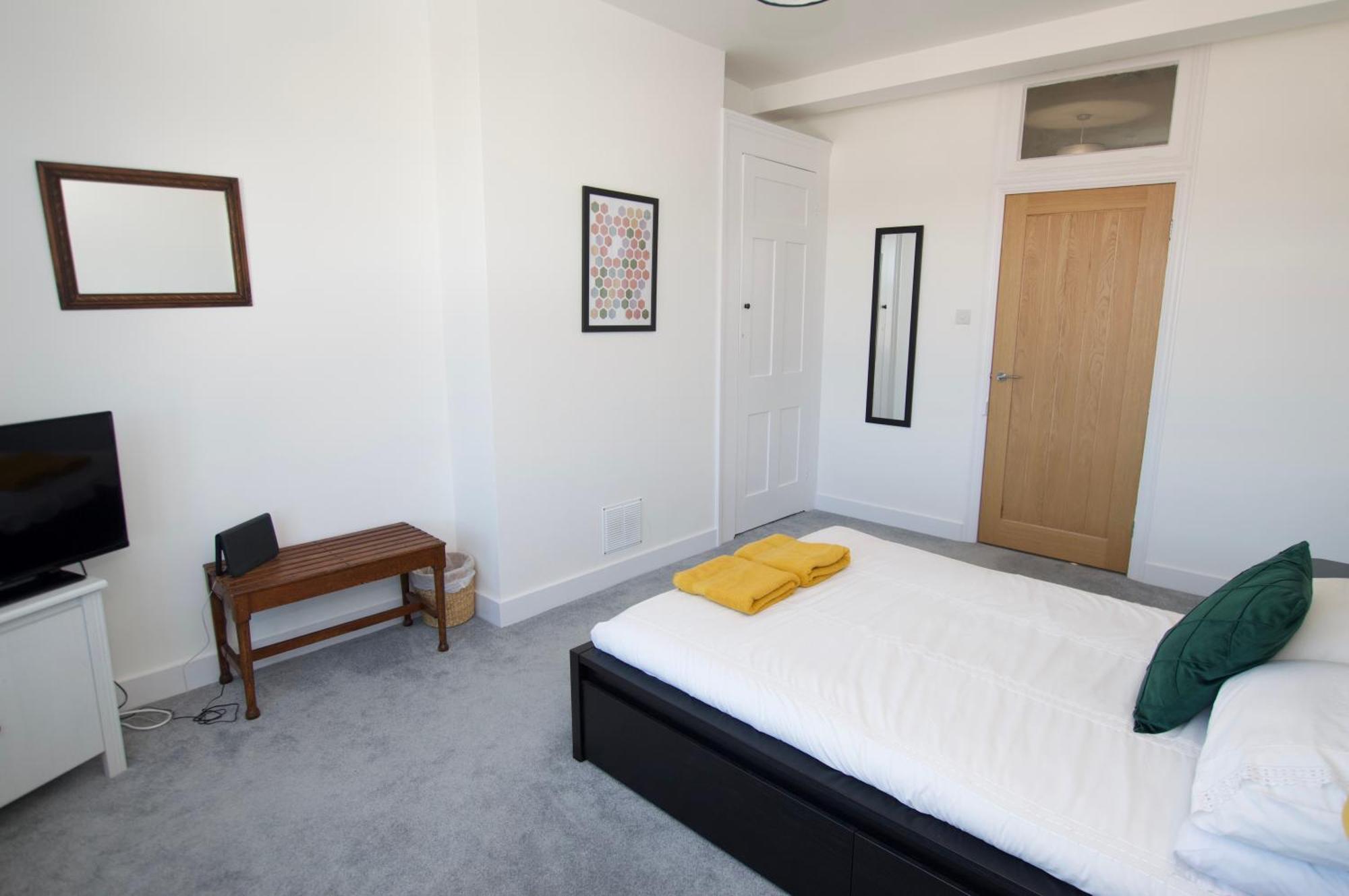 Beautiful Large 3-Bed Coastal Flat With Parking. Lejlighed Frinton-on-Sea Eksteriør billede