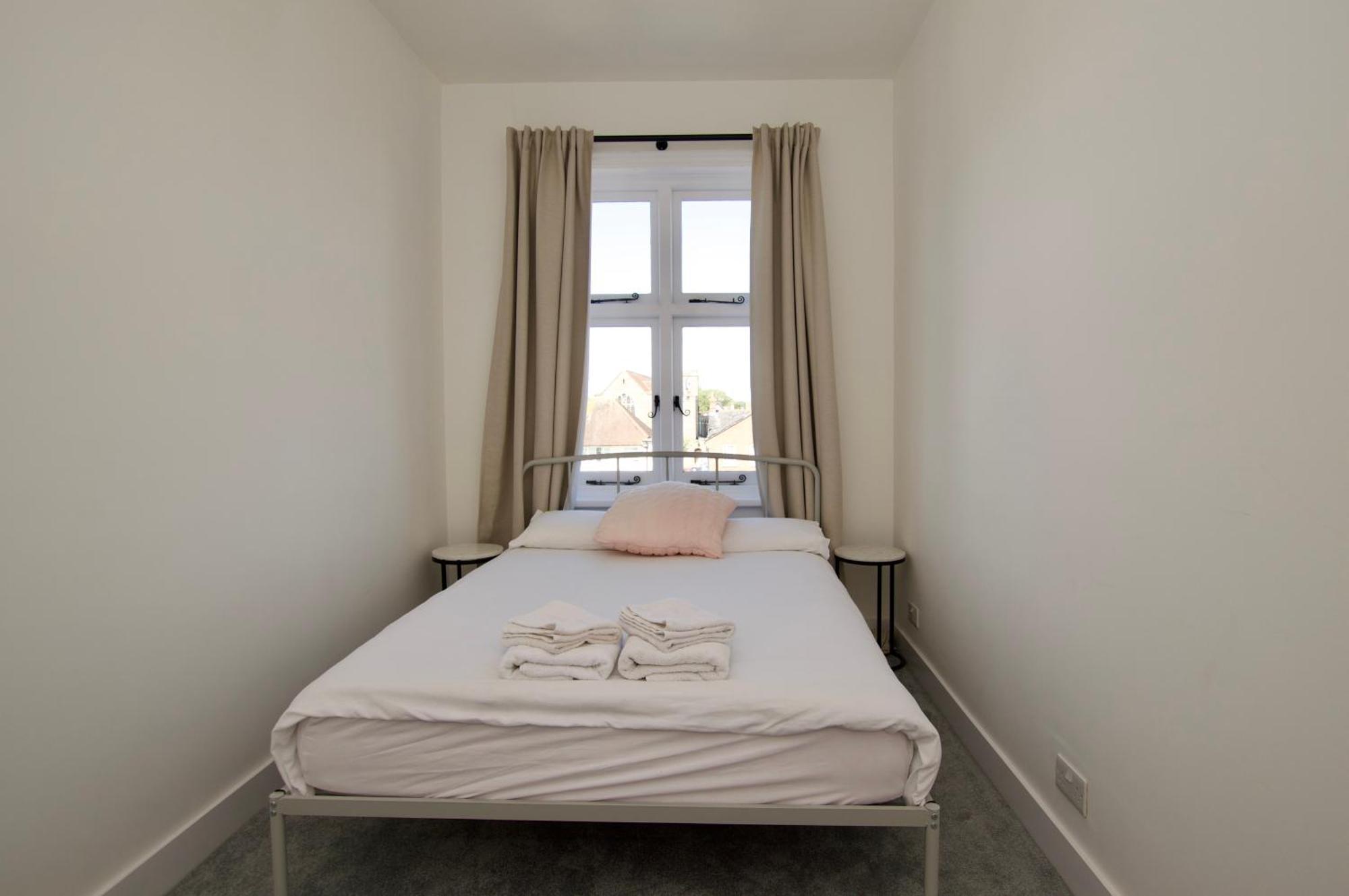 Beautiful Large 3-Bed Coastal Flat With Parking. Lejlighed Frinton-on-Sea Eksteriør billede